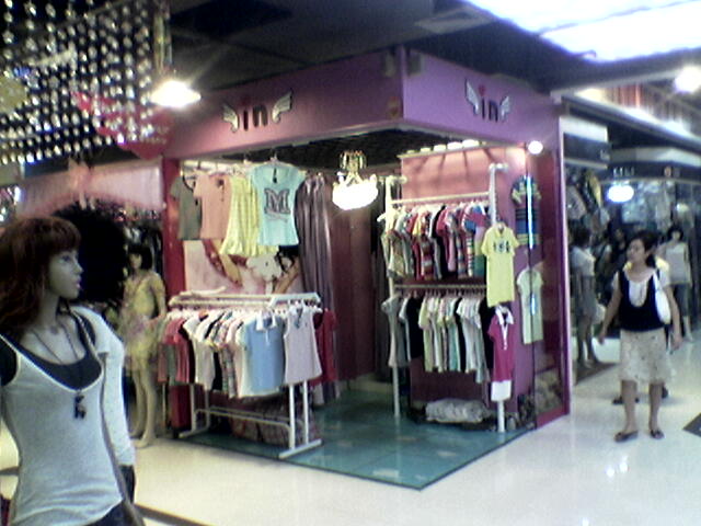 2008年,胡安焉在南寧經營的第二家女裝店開張 受訪者供圖