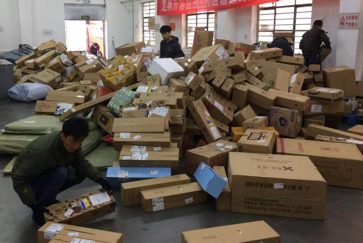 清晨,快遞站正在卸貨分揀 受訪者供圖