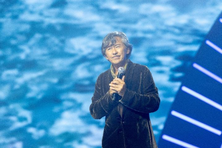 明星献唱现场图