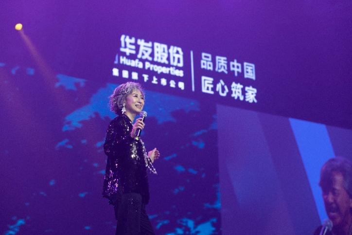 明星献唱现场图