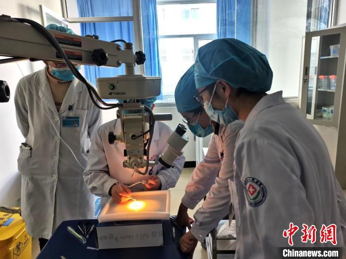 浙大一院专家在海西州开展“传帮带”教学。浙大一院供图