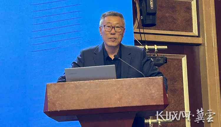 著名长城专家董耀会进行主题演讲。长城网·冀云客户端记者 赵鹏 摄