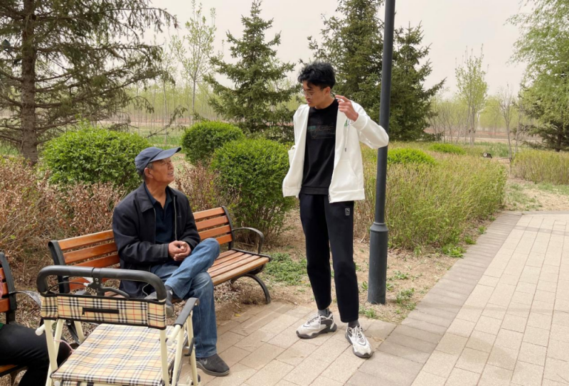 参赛同学与胡各庄村民交流乡村环保问题