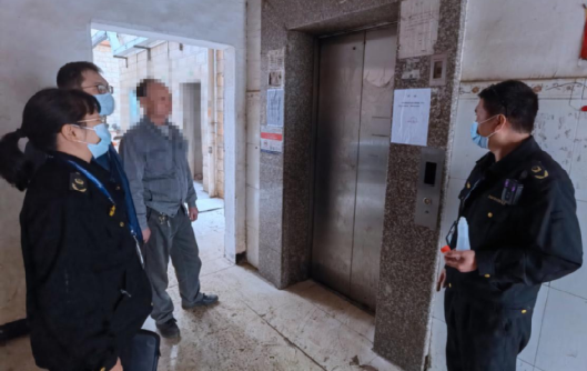 图为执法人员对涉事小区电梯开展安全检查。