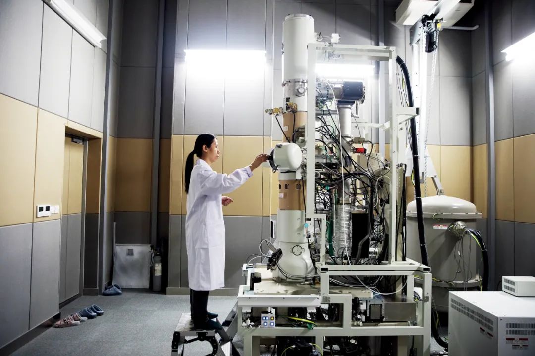 2021年5月24日,中国科学院物理研究所北京怀柔园区综合极端条件实验装置超快电镜实验室内,科研人员在调试设备。图/新华