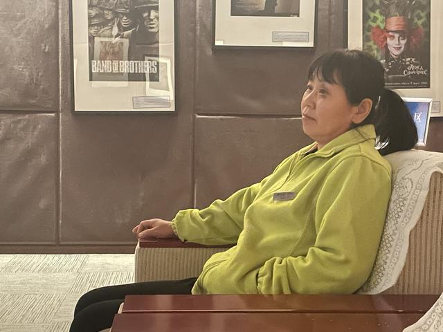 4月25日下午,怀柔区杨宋镇常住居民高玉华去杨宋镇综合文化中心电影放映室里去看电影。新京报记者 赵利新 摄