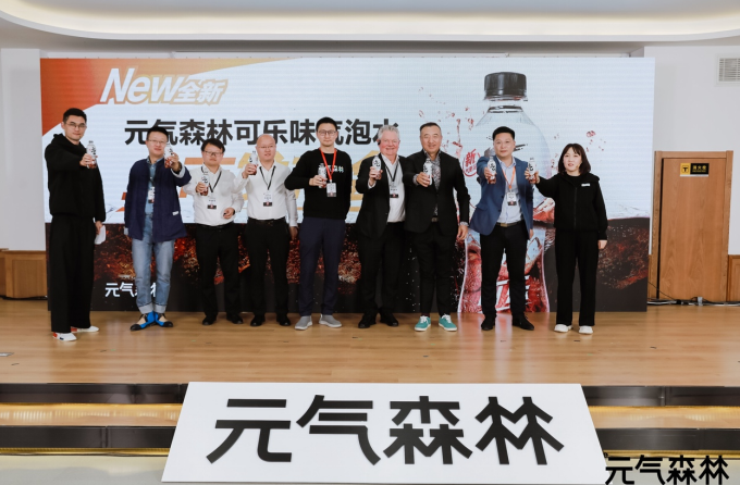 到场嘉宾与元气森林创始人及团队共同庆祝新产品上市
