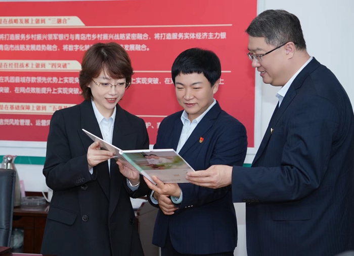 图为农行青岛分行为劳模送作品
