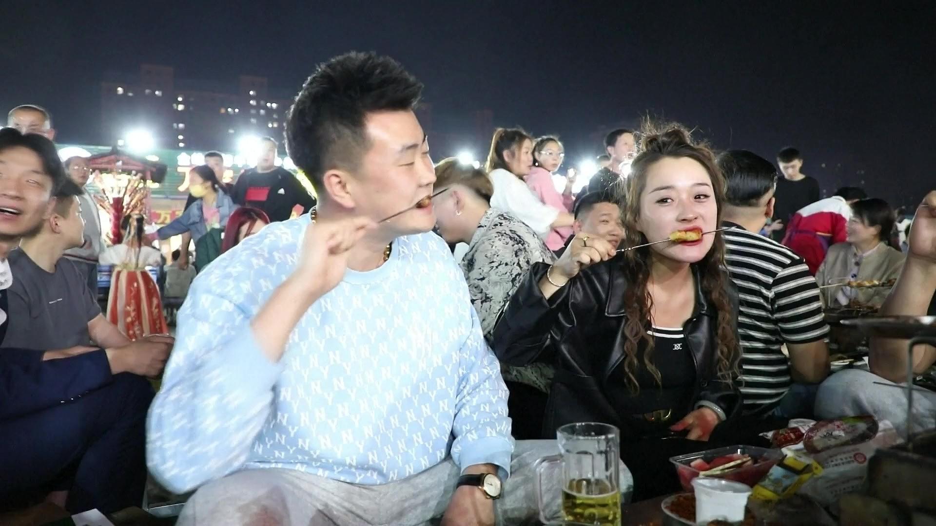 ↑4月23日,淄博露天烧烤摊生意火爆 据视觉中国