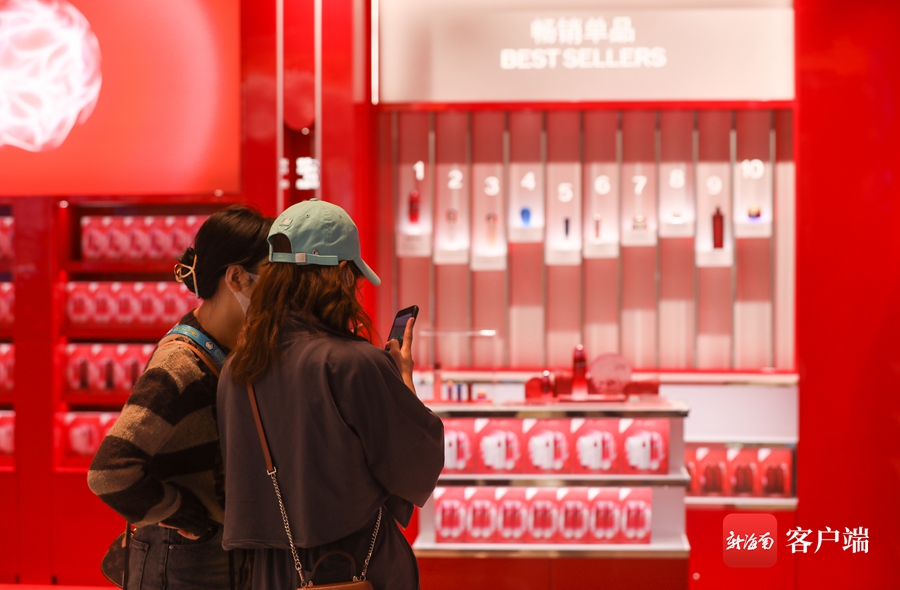 资料图:在海口海控全球精品免税城,顾客在选购商品。记者 李昊 摄