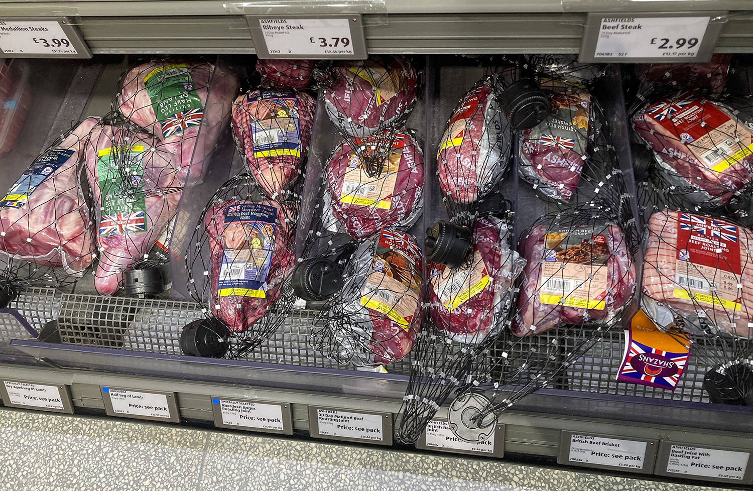 当地时间4月7日，英国伦敦，由于英国几个月来物价飙升，超市生活用品的失窃现象激增，超市货架上的肉类外包装上拴有防盗磁扣。图自IC Photo