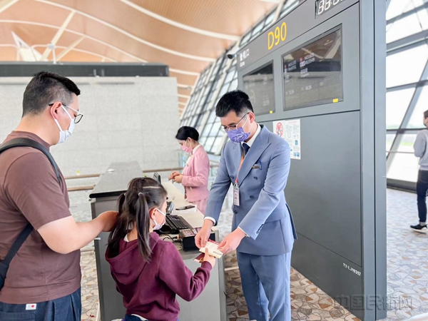 吉祥航空地服人员保障旅客登机