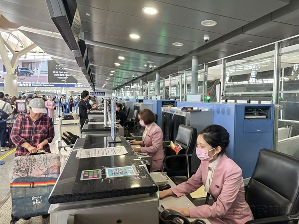 吉祥航空地服人员为旅客办理值机与托运手续(本文图片均由吉祥航空供图)