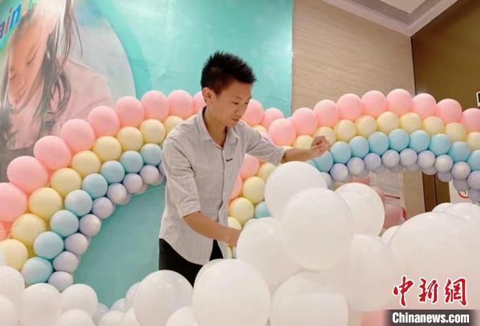 徐登勇正在制作气球作品 受访者供图