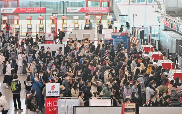 新闻8点见丨“五一”首日北京206家景区接待游客184.1万人次