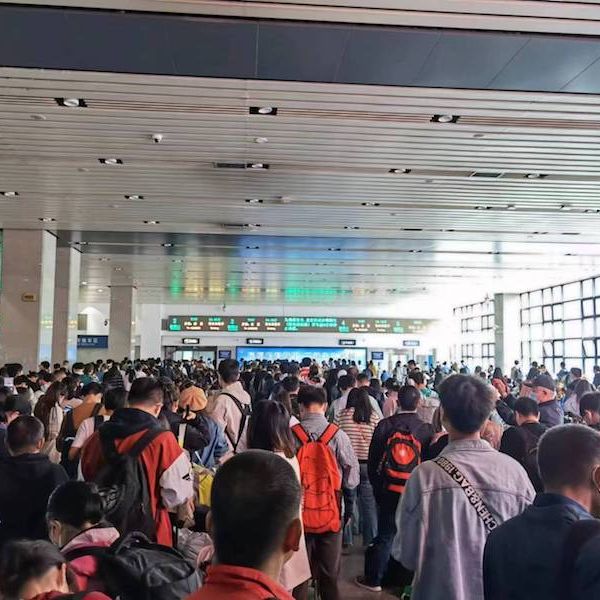 创历史新高!五一小长假首日发送旅客1966.1万人次|快讯