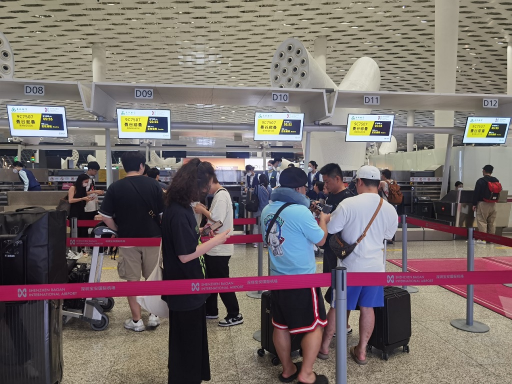春秋航空深圳直飞曼谷航班的旅客正在值机。(春秋航空供图)