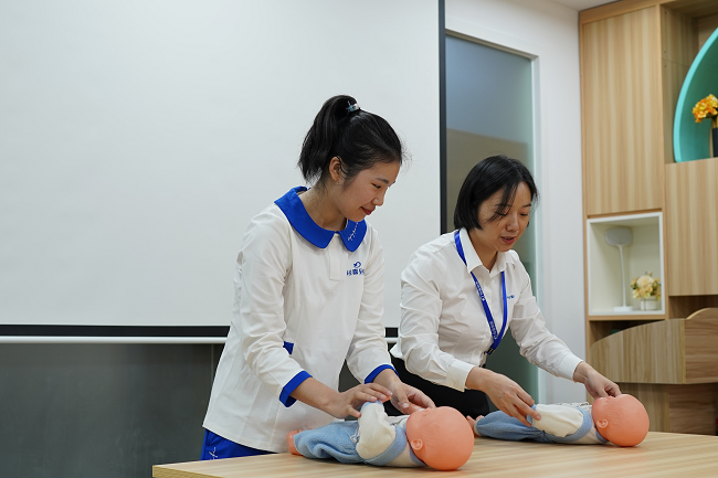 (袁银林在轻喜到家职业技术学校接受母婴早教的专业培训)