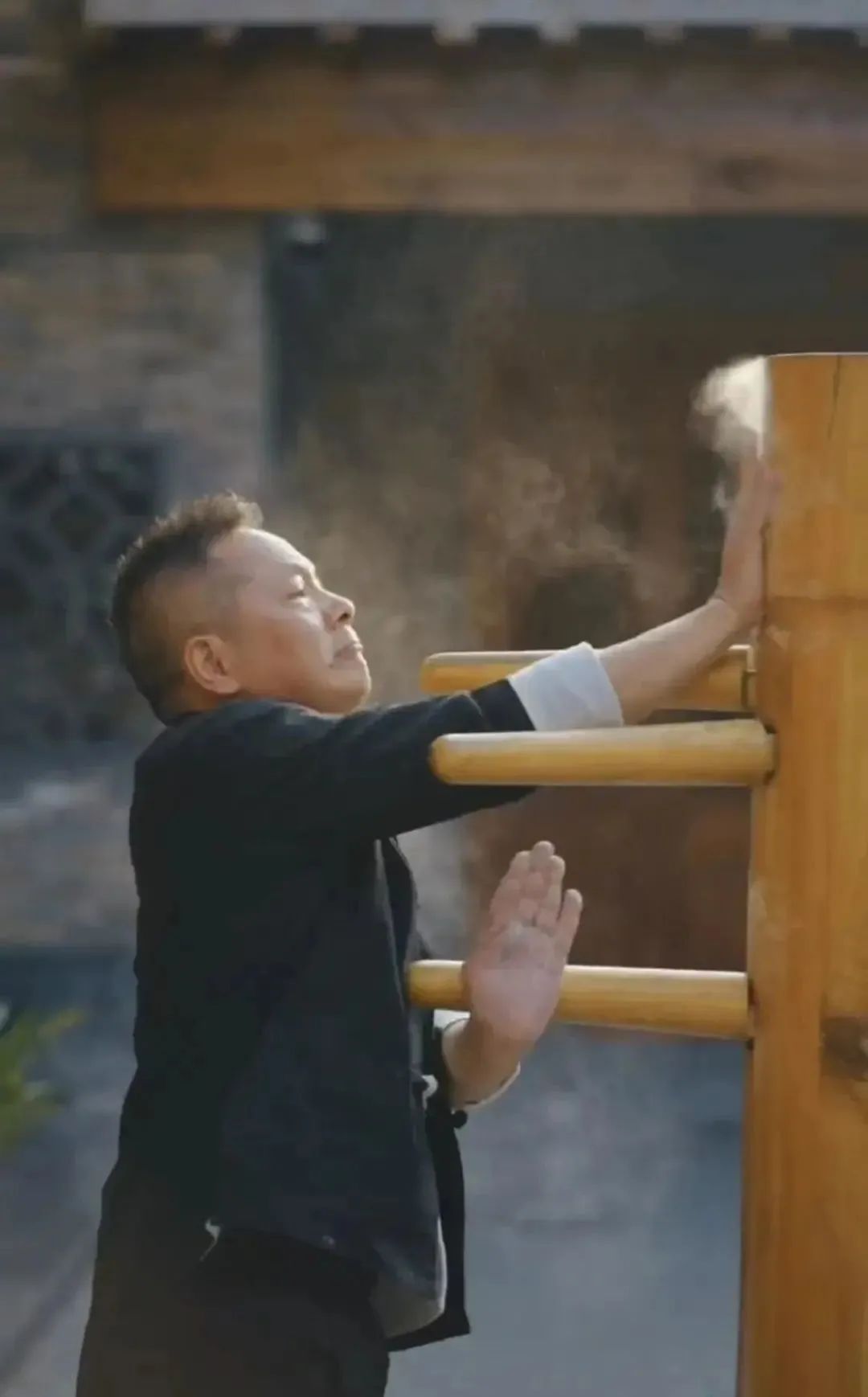 这位局长为游客跳霹雳舞，网友：文旅局长们“卷”出新高度了