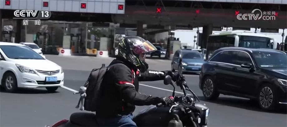 路网流量保持平稳 总体继续高位运行 以中短途客流为主