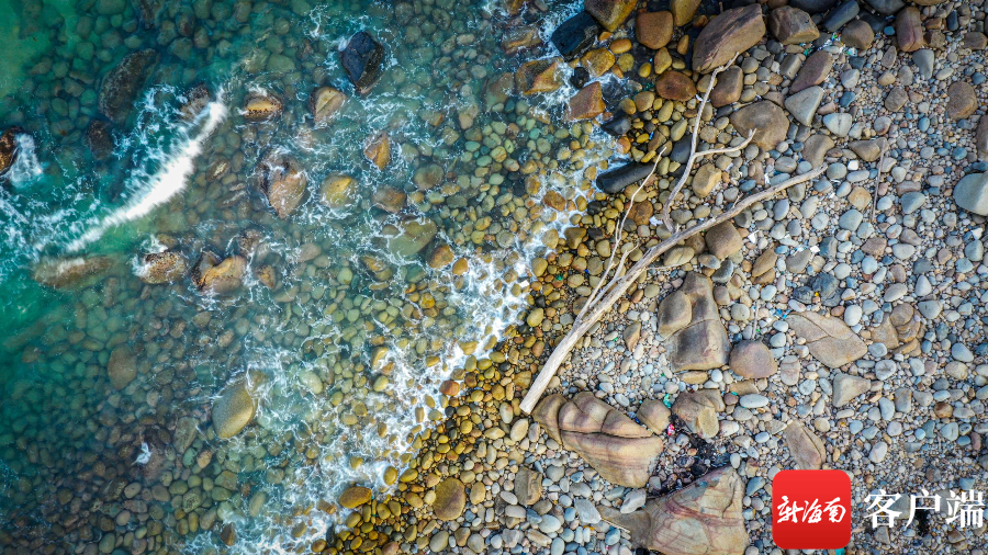 清澈的海水拍打在一块块鹅卵石上。记者 刘洋摄