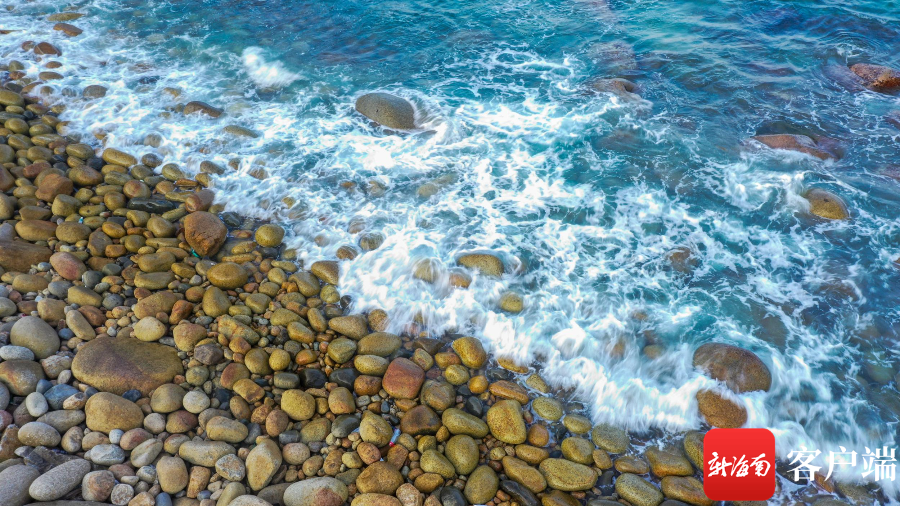 清澈的海水拍打在一块块鹅卵石上。记者 刘洋摄