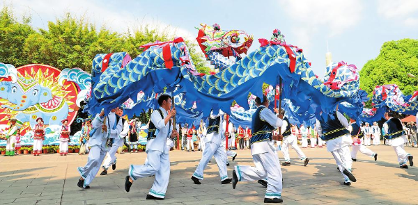 “五一”假期第一天，云南民族村举办白族“绕三灵”盛会，舞龙等民族风情文化活动精彩纷呈。记者 杨峥 摄