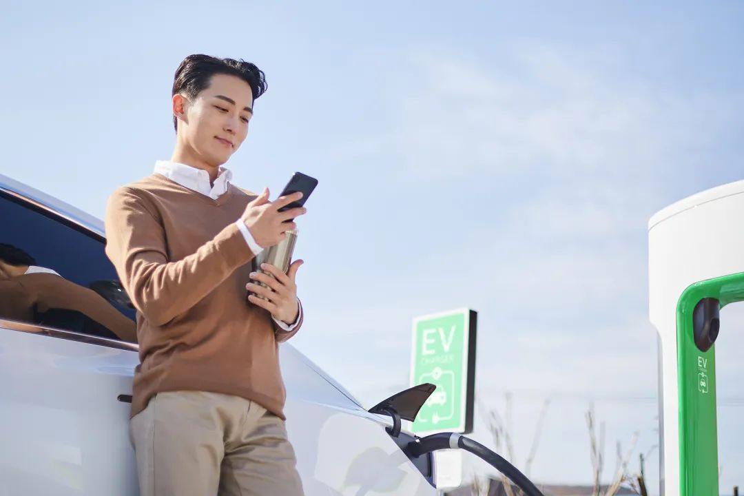 2.74亿人次出游！“抢桩”引新能源车主“内讧”！纯电车主吐槽上热搜：“增程式为啥不去加油？”