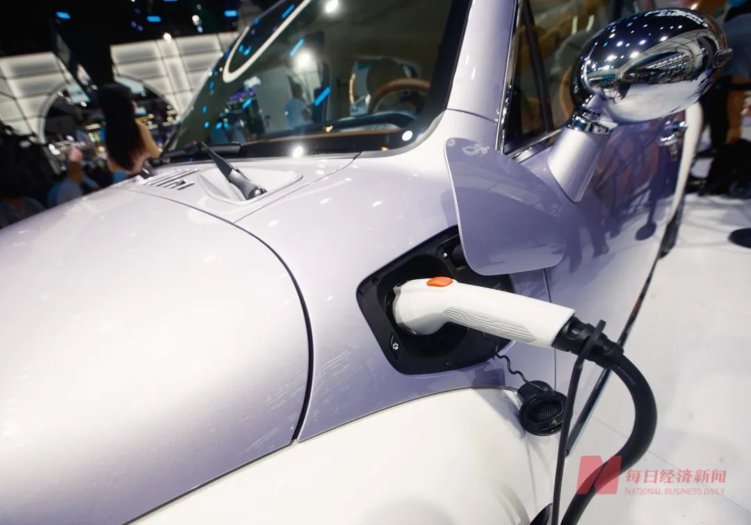 2.74亿人次出游！“抢桩”引新能源车主“内讧”！纯电车主吐槽上热搜：“增程式为啥不去加油？”