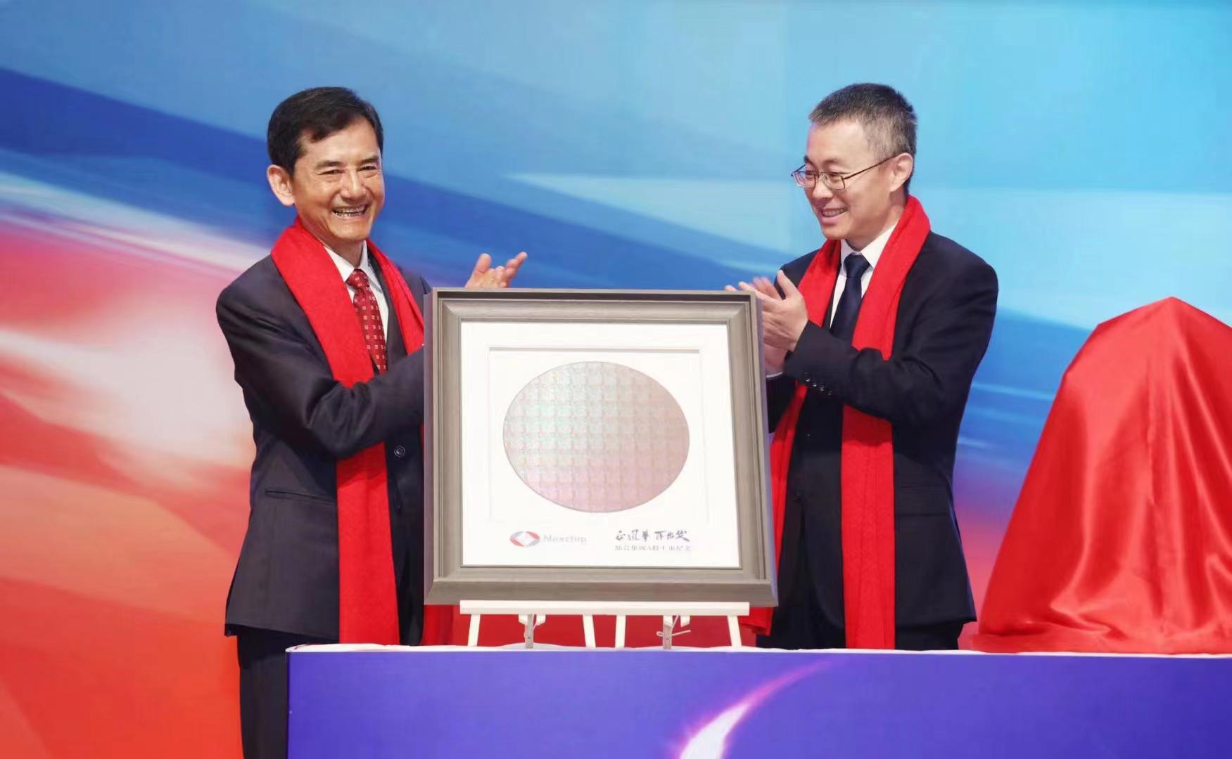 晶合集成上市仪式现场 董事长蔡国智(左)与上交所副总经理王泊(右)