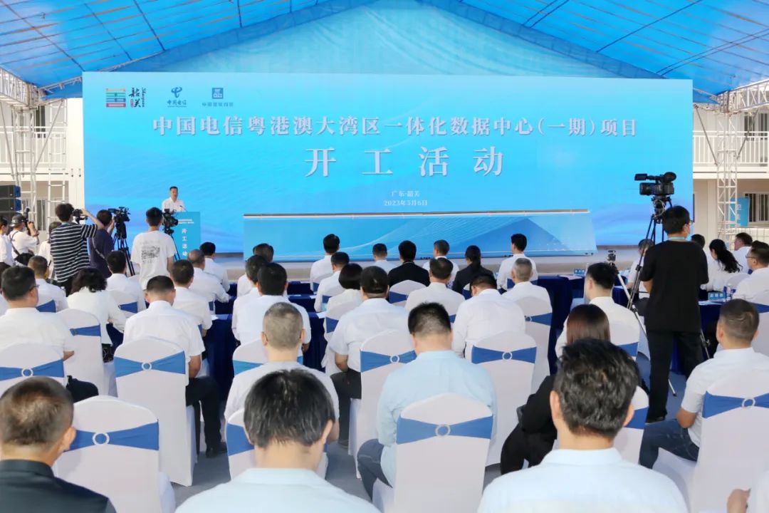 领导嘉宾现场进行项目开工活动启动仪式。