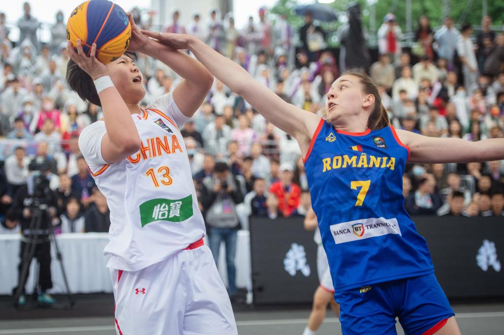 　　5月6日，中国队球员万济圆（左）在与罗马尼亚队的比赛中投篮。新华社记者伍志尊摄