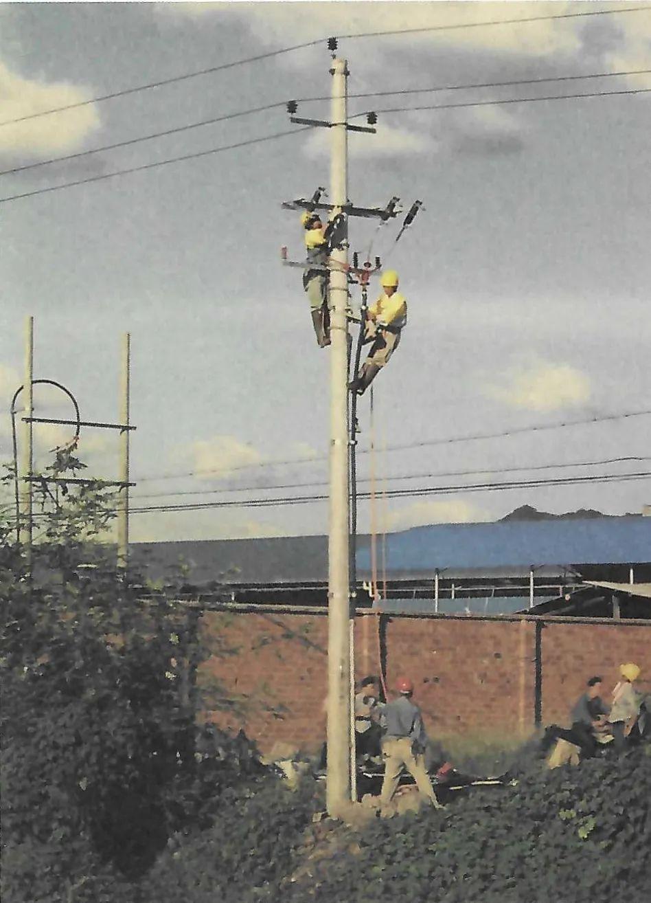 图为1999年永康当地供电公司首次开展10千伏带电作业