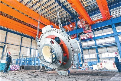 　　5月7日，北方重工隧道掘进装备分厂员工正在装配抽水蓄能项目盾构机。今年以来，北方重工订单不断，企业产品远销海外。李浩摄