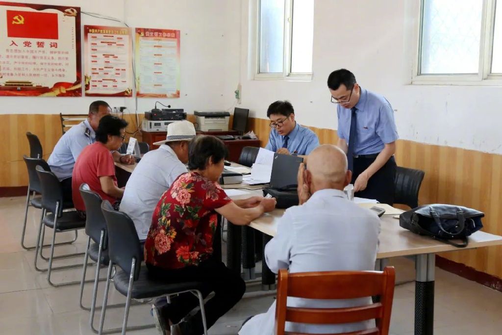 办案检察官在开展司法救助前实地走访调查,了解情况。