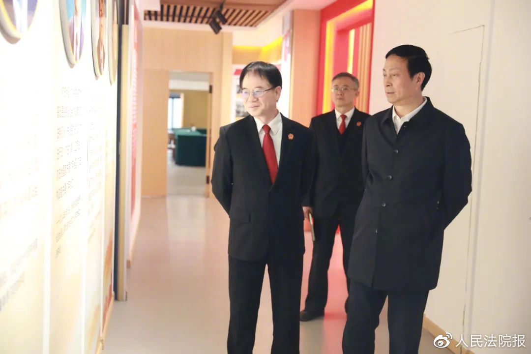 图为全国政协委员张玉清（右一）在新余中院院长谭闻（左一）的陪同下，参观该院党建与法治文化活动中心。