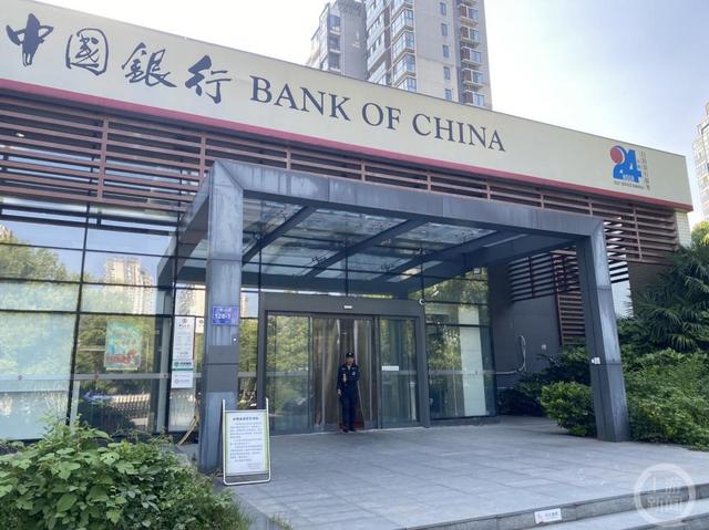 中行一支行行长伪造合同骗贷295万元，受害人：被骗抵押房产还要偿还贷款