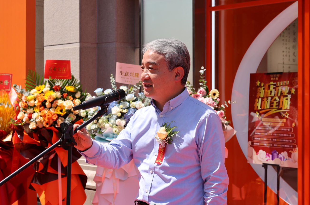 (图:环球网总经理单成彪为“泰山黄精文化体验店”在北京的正式落地表示祝贺)
