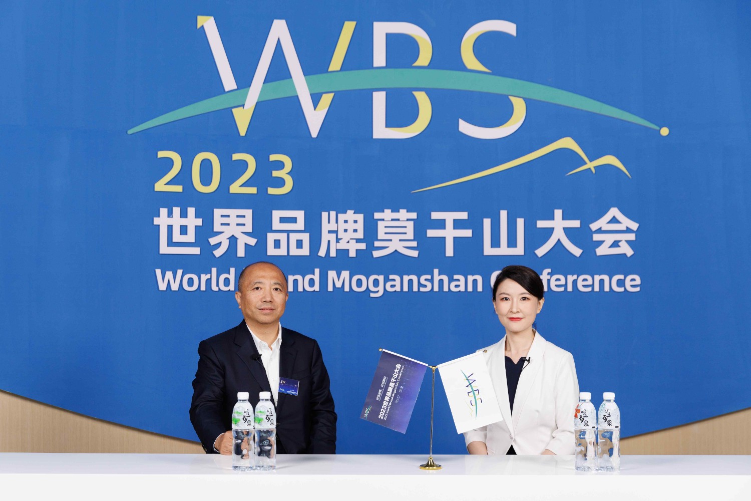图为伟光汇通文化旅游投资集团总裁王军(左)接受新华财经记者专访
