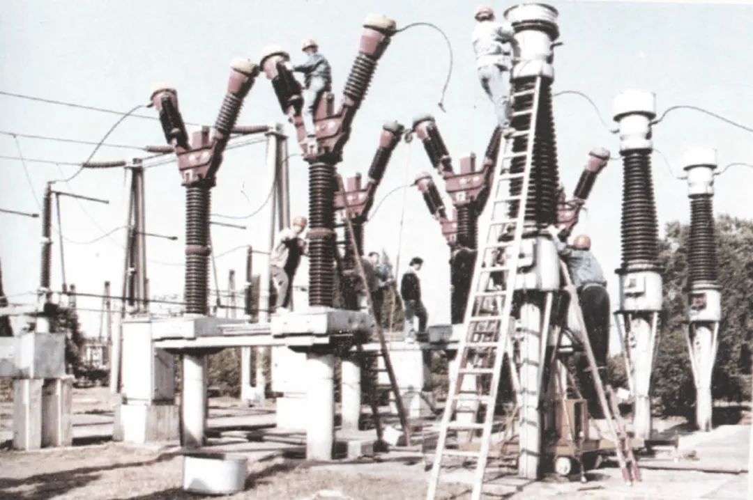 1976年7月，衢州地区首座220千伏变电所——220千伏龙游变电所正式投运