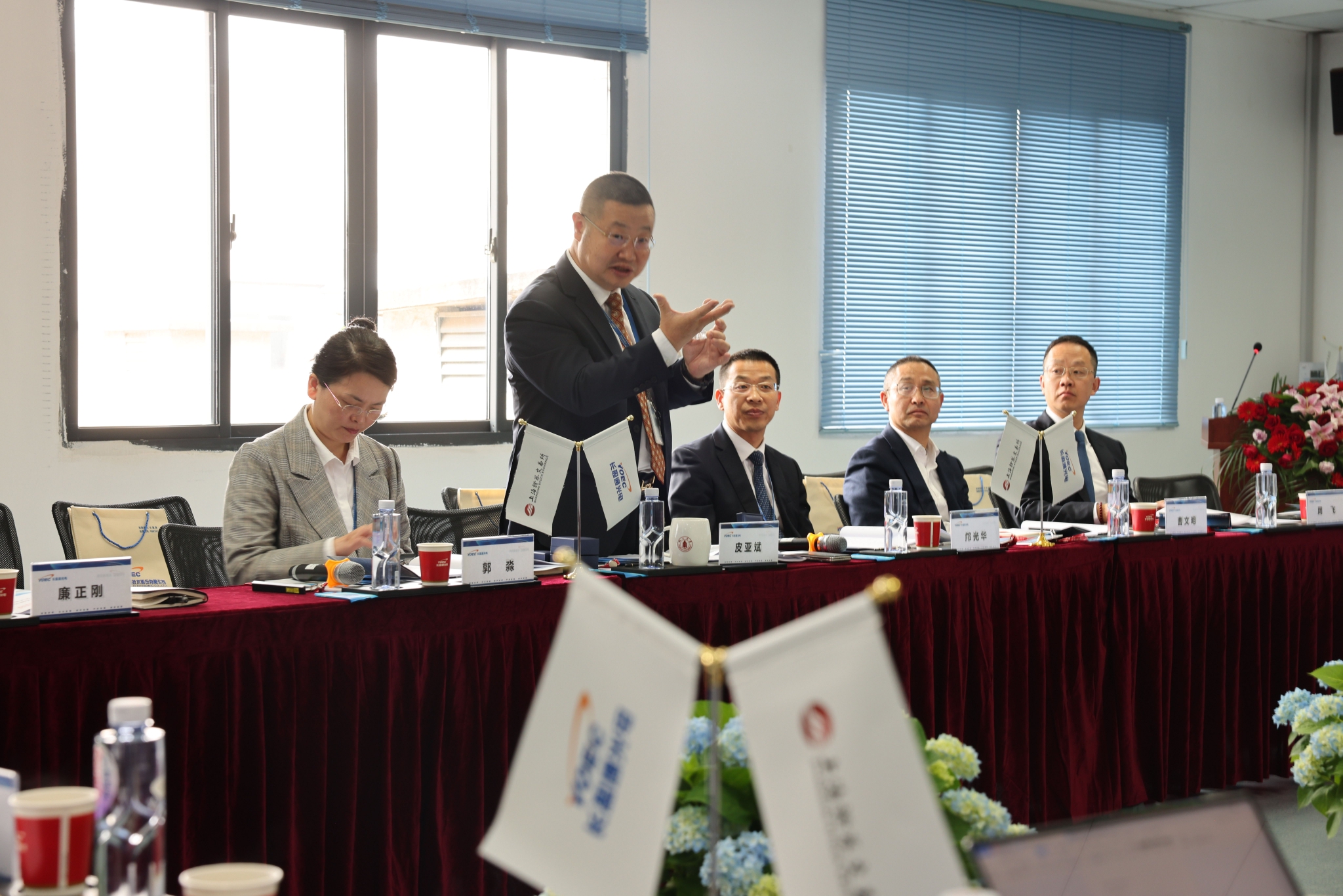 图为长盈通董事长皮亚斌在年度股东大会现场向投资者介绍光纤环样品并发言 企业/供图
