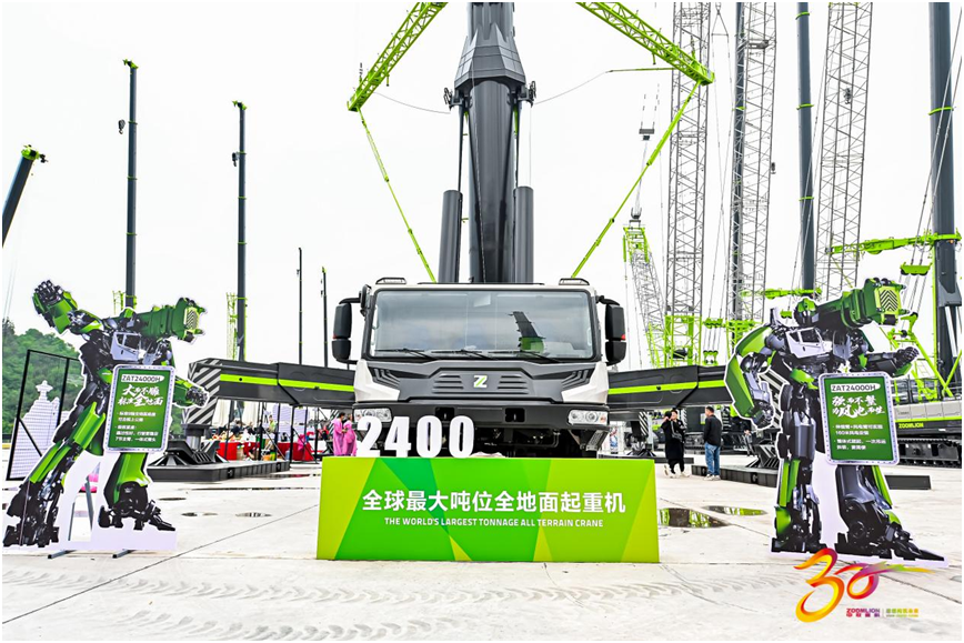 中联重科打造的全球最大吨位全地面起重机