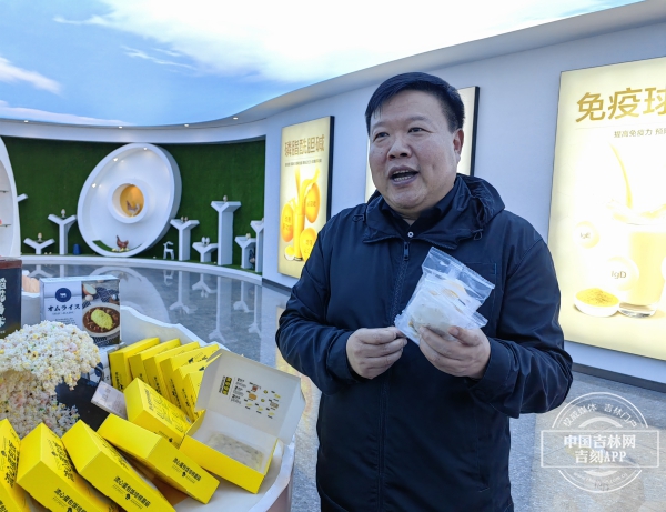 　　图为厚德食品股份有限公司董事长杨涛在介绍企业创新产品