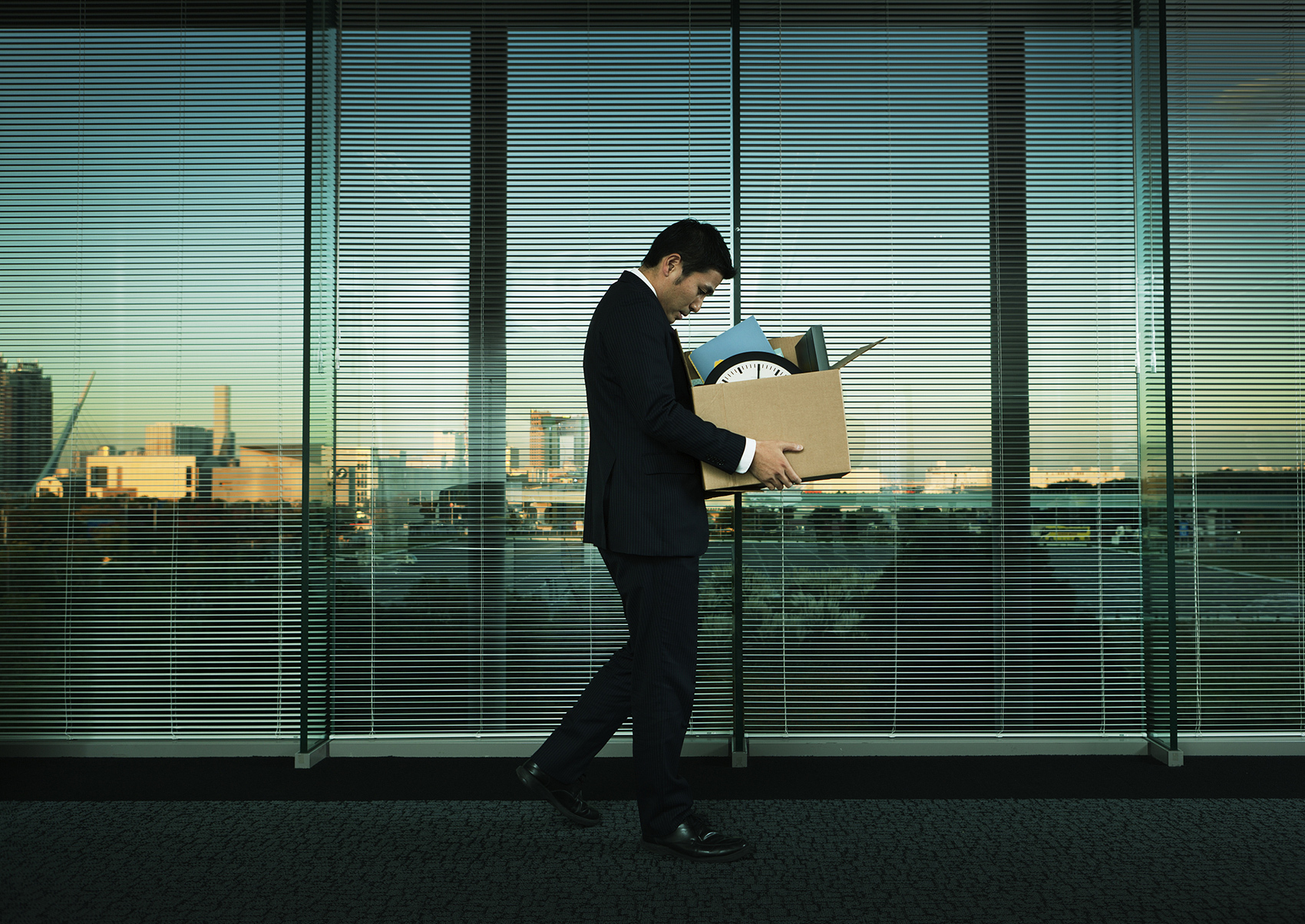 月薪2.3万员工遭延期转正，要求公司赔偿、补薪超30万，法院：给22.5万！