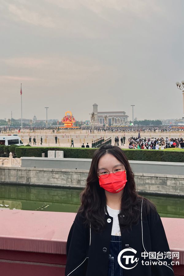 2022年在观礼台观看国庆升旗(李欣桦供图,中国台湾网 发)