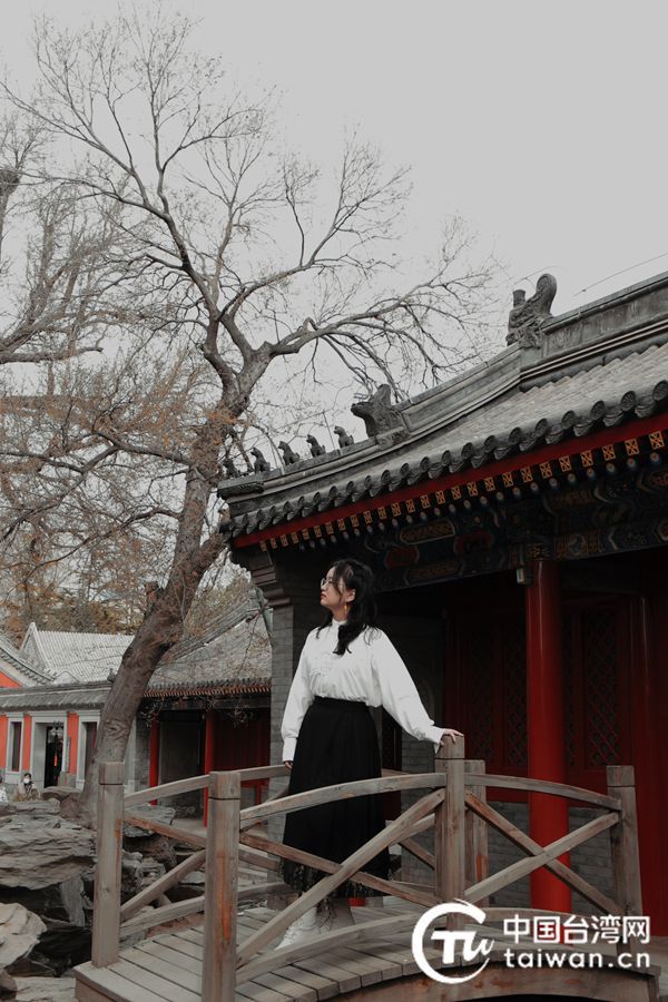 李欣桦喜欢穿汉服在古建筑旁拍照(李欣桦供图,中国台湾网 发)