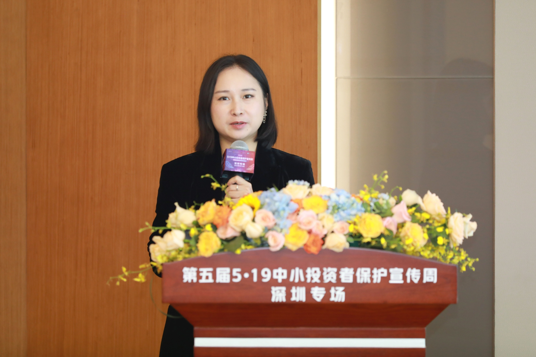 华大基因董事会秘书徐茜在活动上发言