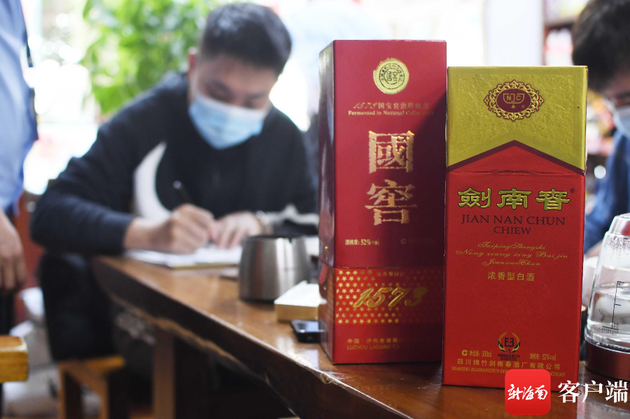 执法人员所查获的假冒白酒。记者 蒙健 摄