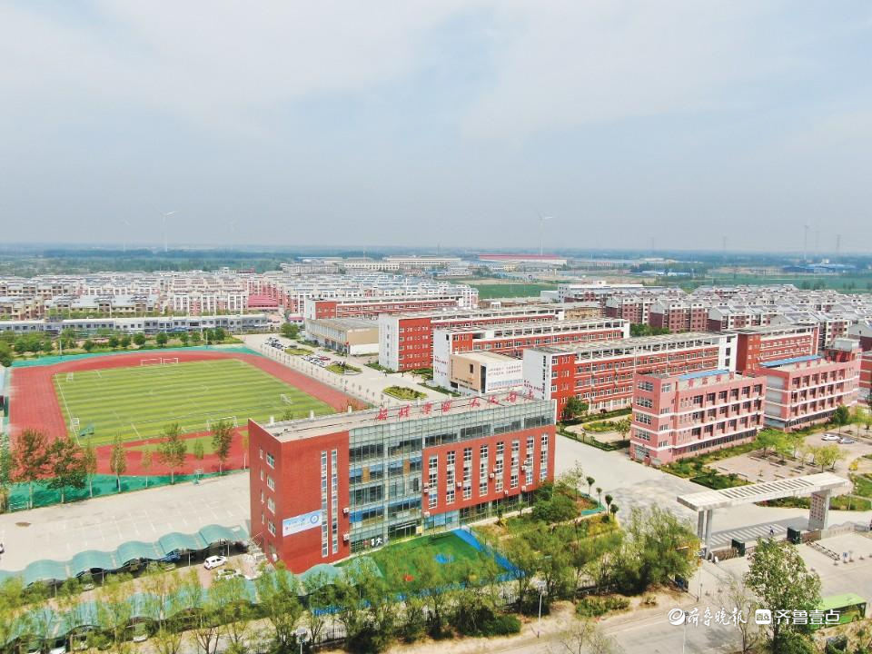 航拍禹城市房寺镇中心学校现代化校园。