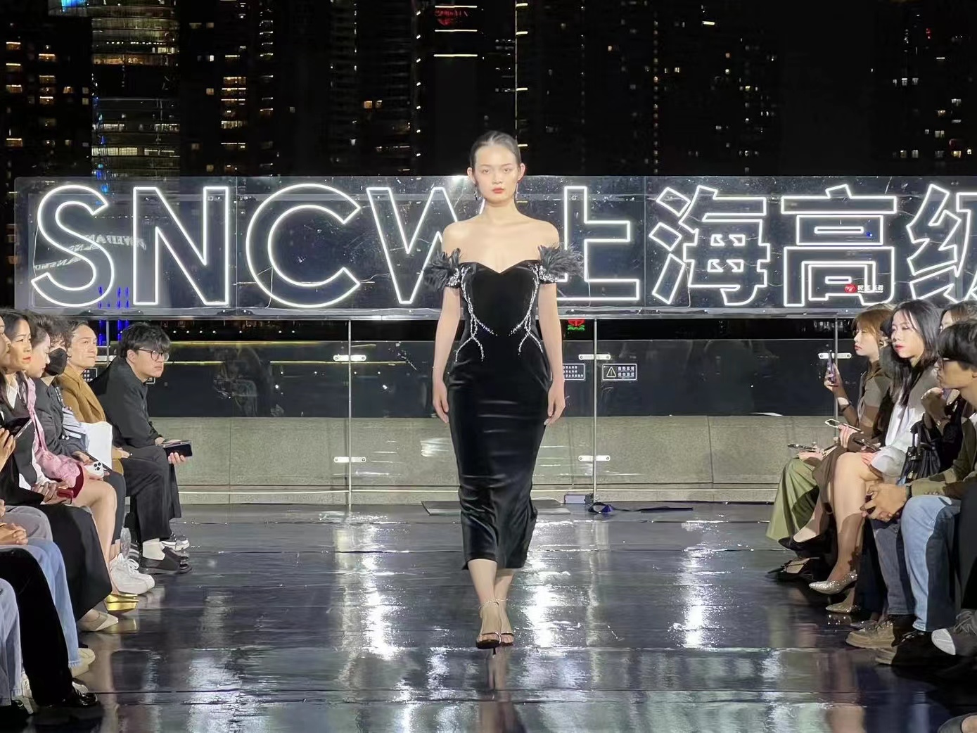 第十二届上海高级定制周开幕秀现场。劳动报记者贡俊祺 摄影
